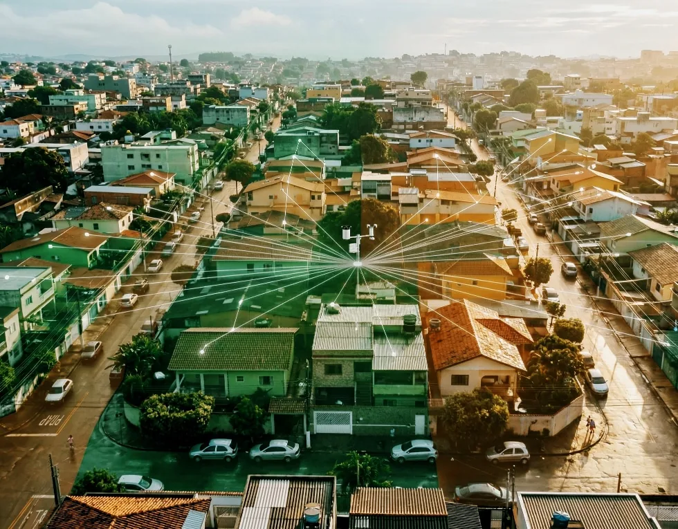 Vista aérea de cidade brasileira com rede de dados sobreposta